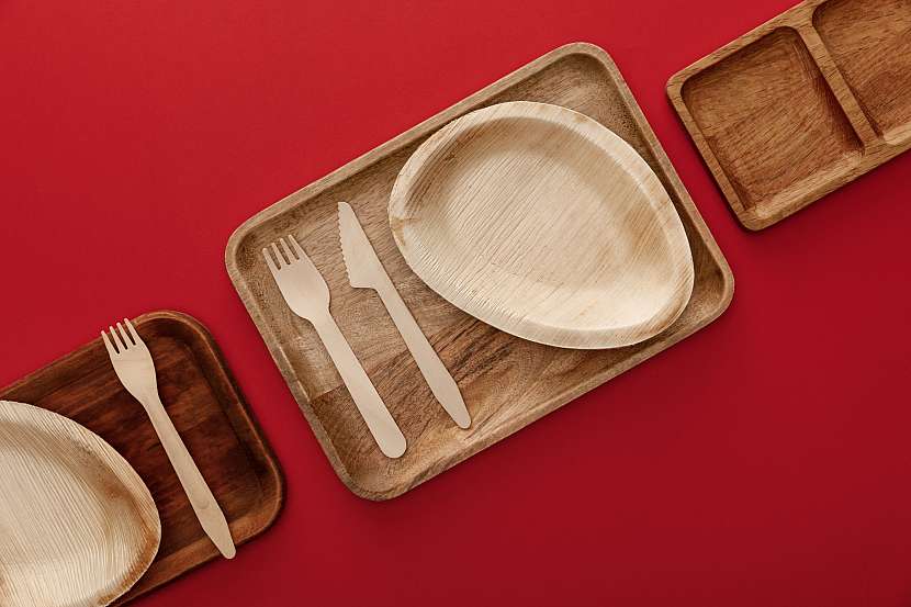 Porcelán je klasika, ale co zkusit dřevěné nádobí?