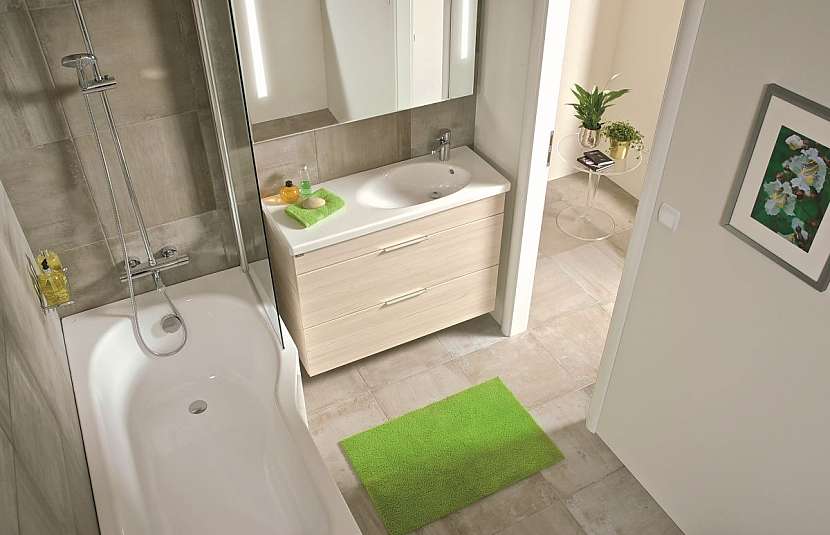 Vana Tigo značky Jika se sprchovou zástěnou je díky svým rozměrům ideální volbou pro majitele malých koupelen, kteří si rádi užívají dlouhé koupele.