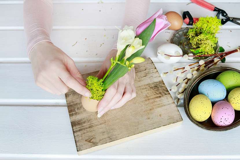 Vytvořte si velikonoční květinovou dekoraci s barevnými vajíčky, tulipány, fréziemi a buxusem