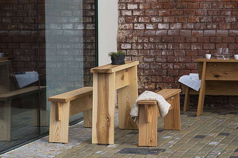 Česká značka Egoé přichází s kolekcí dřevěných stoliček, lavic a stolů s názvem Štok, nad kterými každému nostalgikovi zaplesá srce, protože jako by vypadla z prvorepublikových dílen.