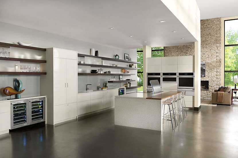 Krásná minimalistická kuchyň v krémové barvě.