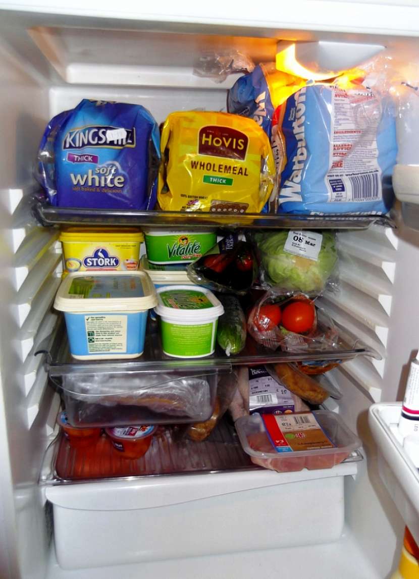 Zápachu v chladničce se dá ale velmi jednoduše předejít. Na uskladnění potravin používejte skleněné nebo plastové dózy, vynikající jsou s vakuovým systémem. Potraviny také uvnitř správně ukládejte.