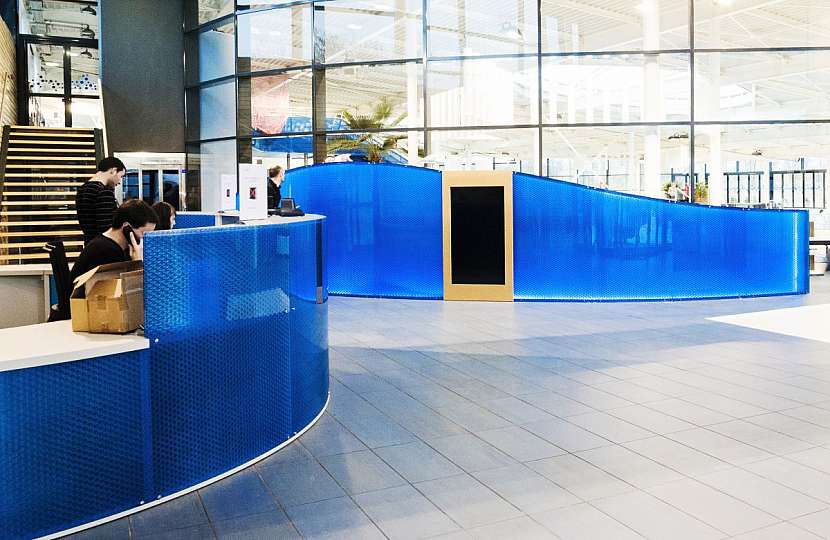 Modrou si můžete vyžádat i na pracoviště, určitě zklidní atmosféru, takhle přispívá k úpravě veřejného prostoru značka Bencore.