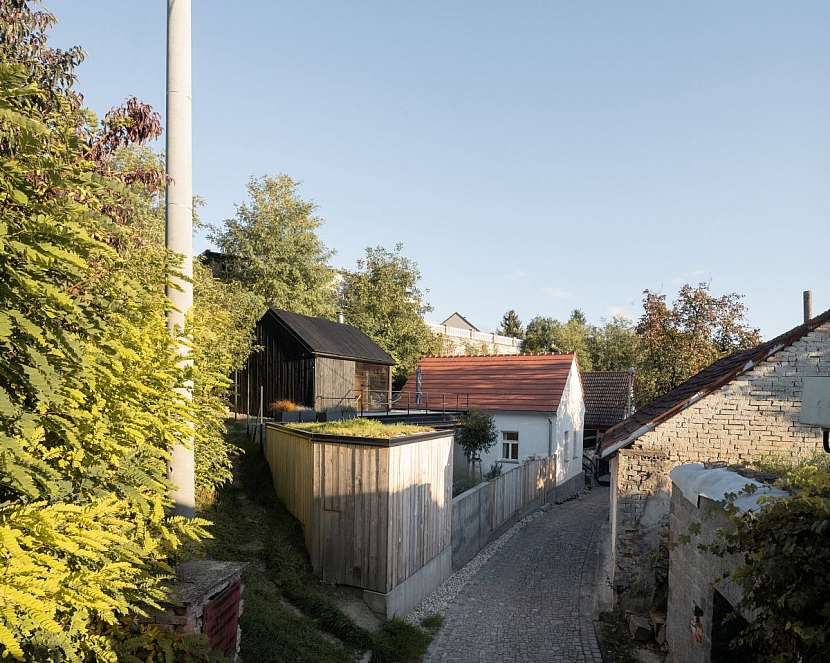 S malým pozemkem si poradili originálně: Postavili chatu, na střechu posadili saunu s terasou