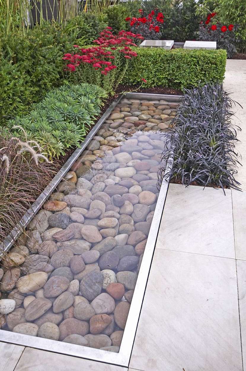 Vodní prvek do moderní zahrady, například u terasy bude efektní. .