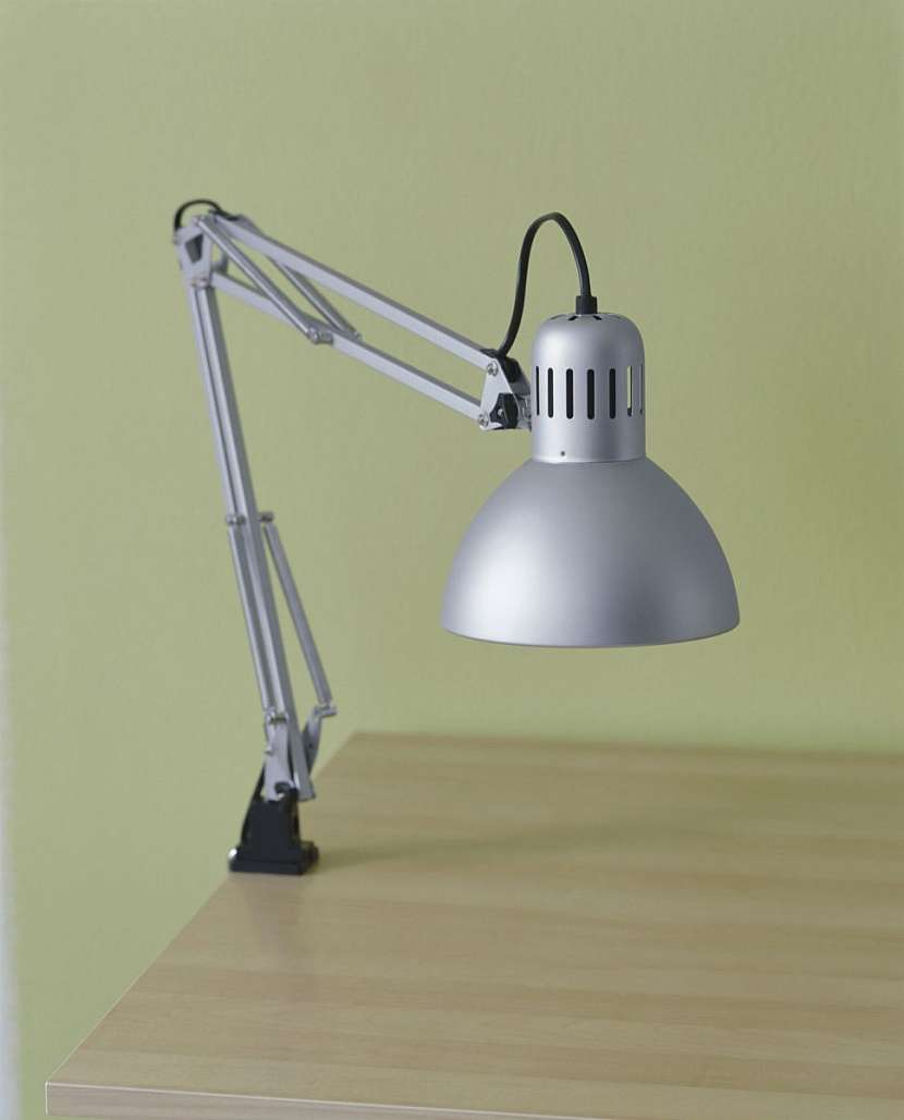 Lampička, kterou lze upevnit na stůl pomocí skřipce, nezabírá zbytečně místo na pracovní desce.