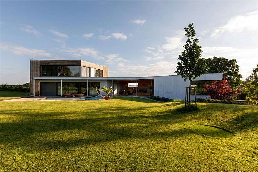 Na svažitém pozemku o velikosti 1 281 m² zasadil architekt dům na severozápadní hranici, tak aby zůstala využitá co největší část zahrady, která je orientovaná na jihozápad.