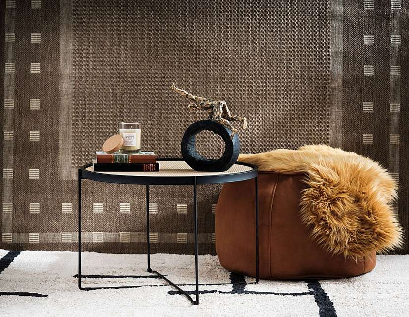 Kulatý konferenční stolek spojuje díky neobvyklé kombinaci materiálů moderní vzhled s jistou útulností