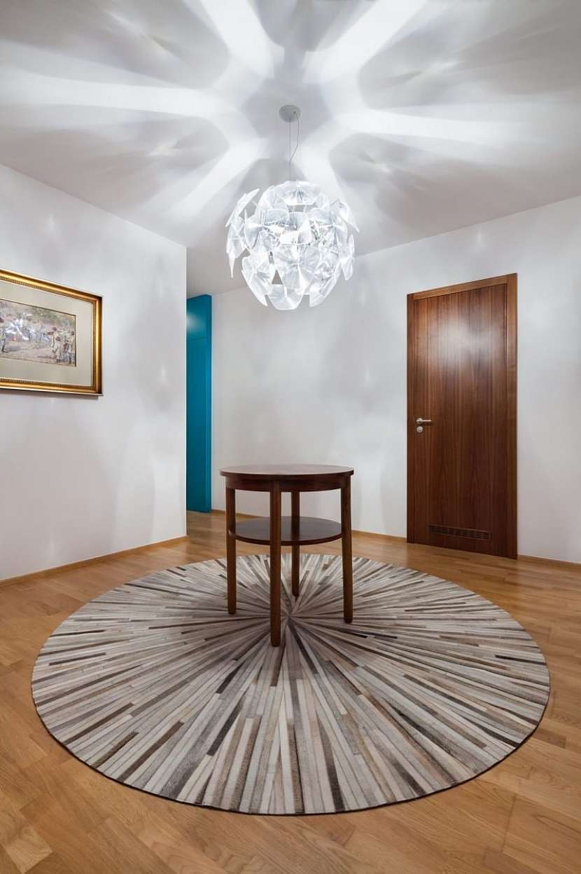 Pro podtrhnutí téměř čtvercového půdorysu haly vybrali architekti kruhový koberec dánské značky Bo concept vyrobený z paprskovitě uspořádaných kousků kůže.