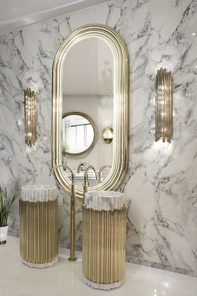 Kombinace zlata a mramoru v luxusní koupelně.