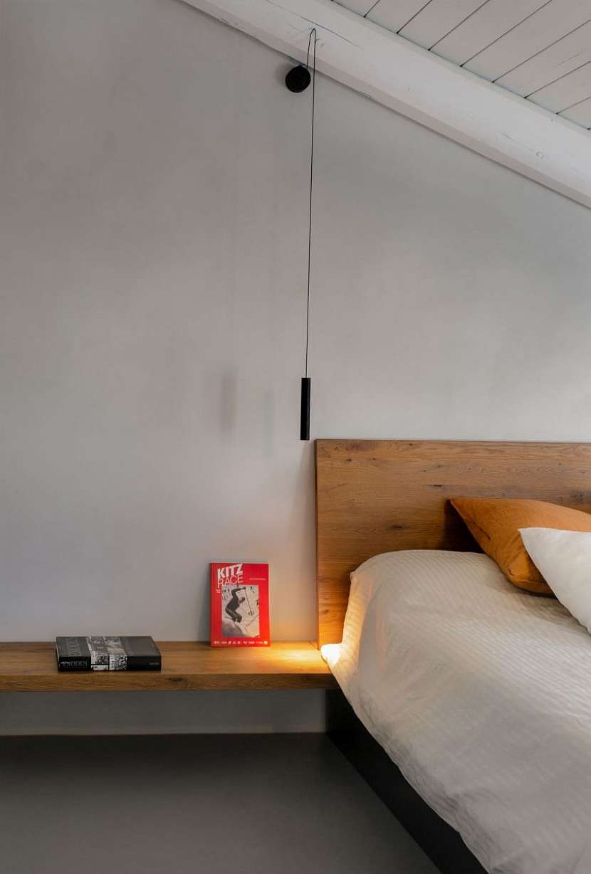 Výsledek představuje vynikající příklad moderního minimalismu s nábytkem vyrobeným na míru, který zapadá do harmonického mixu materiálů a barev: Beton a železo v kombinaci s teplým dřevem a osvětlením, které bylo navrženo speciálně pro dané prostředí.