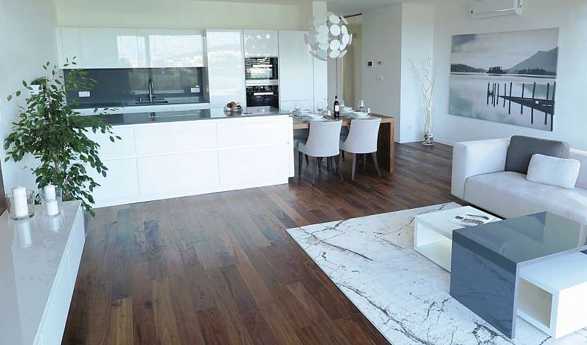 Hlavní obývací prostor zahrnuje kuchyni, jídelnu a obývák.