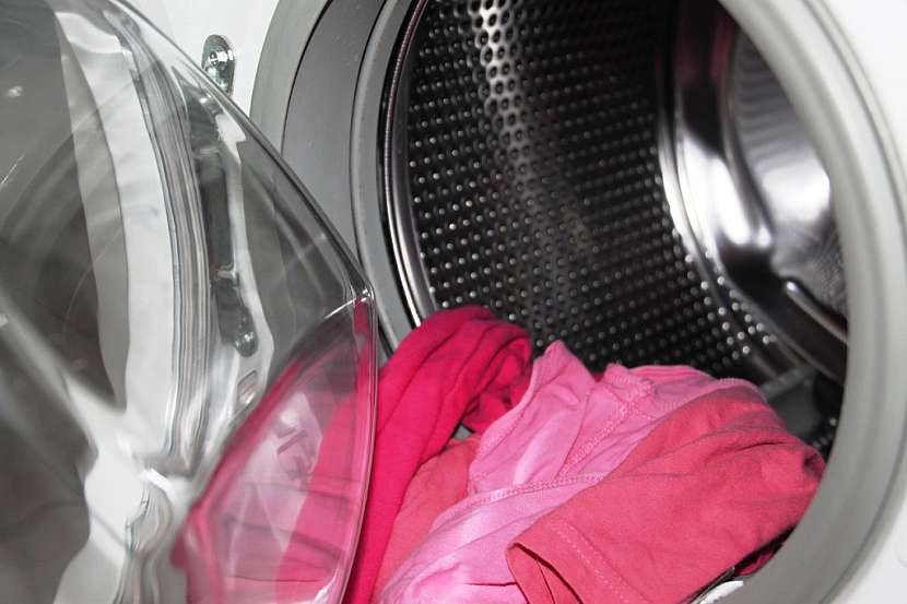 Po praní prádlo z pračky vyjměte co nejrychleji a dvířka pračky nechte otevřená.
