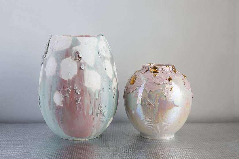 Něžně zbarvené „jarní“ vázy, kolekce Alba a Dust&Light, Corala Mauri.