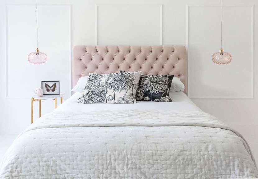 Můžete si vybírat mezi mnoha druhy a velikostmi dekoračních polštářků, efektně vypadá zkombinovat několik různých typů, třeba malé čtvercové s úzkým dlouhým přes celou postel.