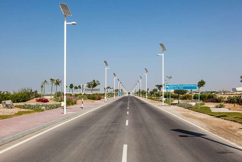 Příjezdová cesta k Masdar City je osvětlena lampami na solární pohon.
