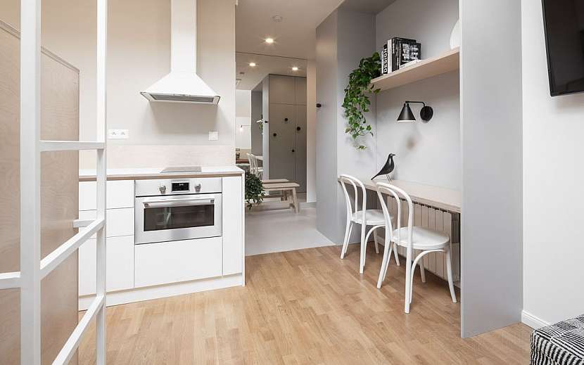 Primárně designéři Zuzana Řepíková a Ondřej Krynek z architektonického studia DesignPro dostali zadání vytvořit z malého prostoru byt pro krátkodobý pronájem typu Airbnb pro dvě osoby.