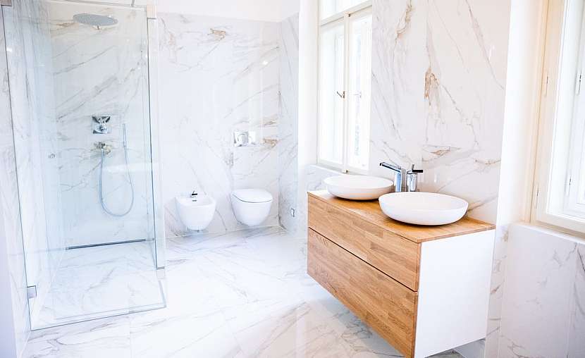 Byty disponují velkorysými moderními koupelnami s mramorovým obkladem.