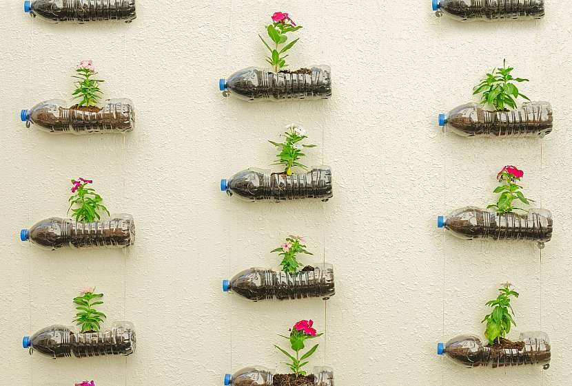Jak upcyklací plastových lahví vyrobit roztomilé obaly na květiny