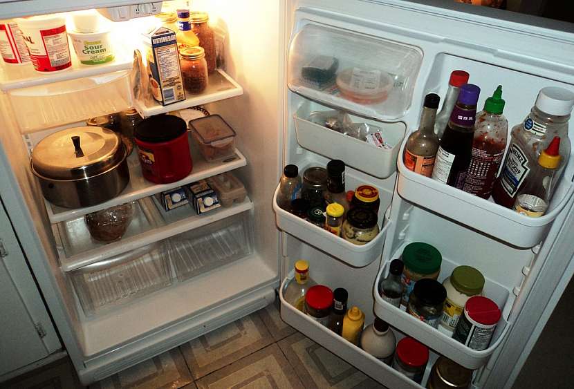 Nejčastější příčinou zápachu v chladničce jsou zkažené potraviny nebo uvařená jídla, případně i nezabalené aromatické potraviny.