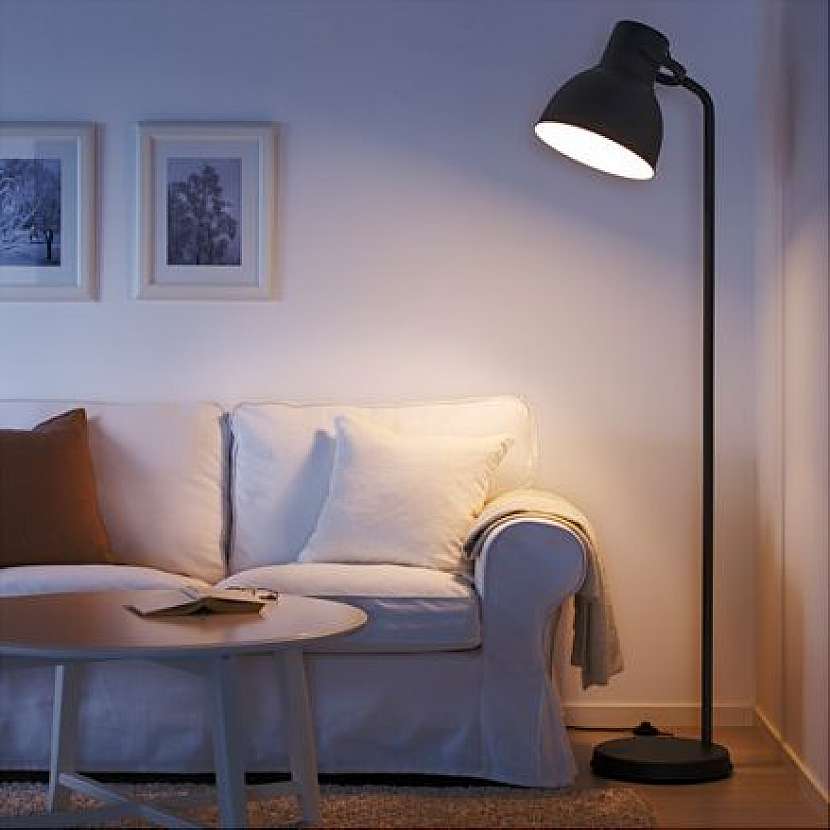 Stojací lampa HEKTAR – ikeácká klasika, která neomrzí a hodí se především k interiéru s nábytkem ze stejné produkce.