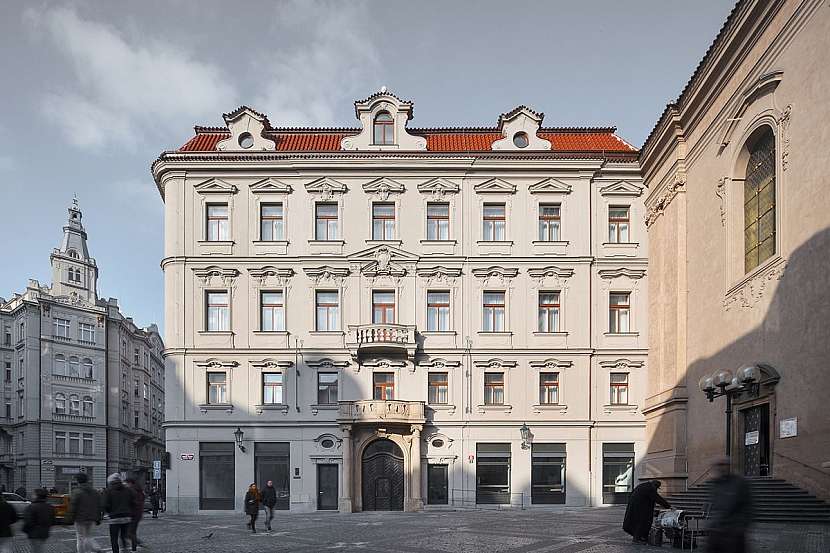 Dům, ve kterém se Franz Kafka roku 1883 narodil, vyhořel, ale na přelomu století postavil architekt Osvald Polívka na jeho místě novou, starým domem důsledně inspirovanou secesní budovu.