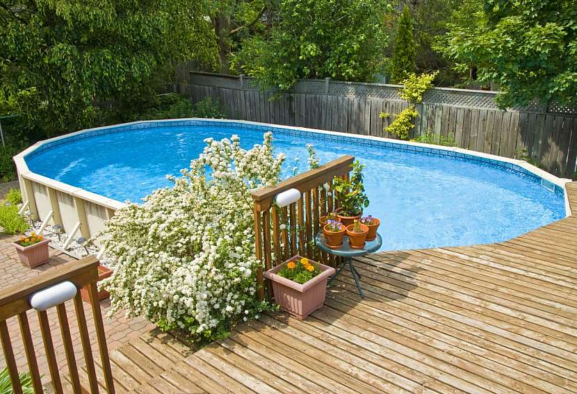 Klasický rámový bazén z jedné strany zapuštěný do terasy – velmi efektní a vkusné řešení.