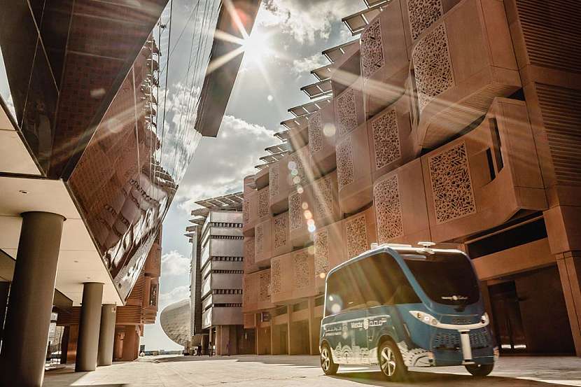 Městkou dopravu představují bezpilotní minibusy připomínající ikonické WV vany.