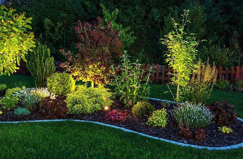 Venkovní osvětlení, které při správném použití dokáže vtisknout zahradě neopakovatelnou atmosféru.