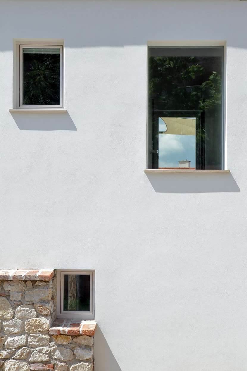 Okna jsou bezrámová nebo dřevěná jednoduchými profily.