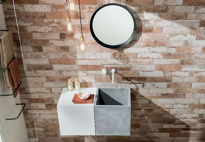 Skandinávská koupelna je jednoduchá a krásná. Hlavním znakem jsou bílé obklady