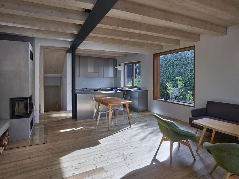 V interiéru je dřevo dominantním materiálem.
