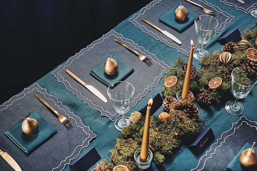 Na vánoční stůl patří přírodní dekorace, jako jsou jehličí a šišky.
