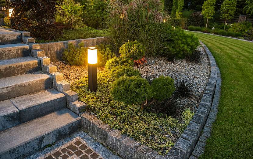 K nasvícení zahrady, zvláště cestiček a nízkých schodišť, poslouží sloupková svítidla