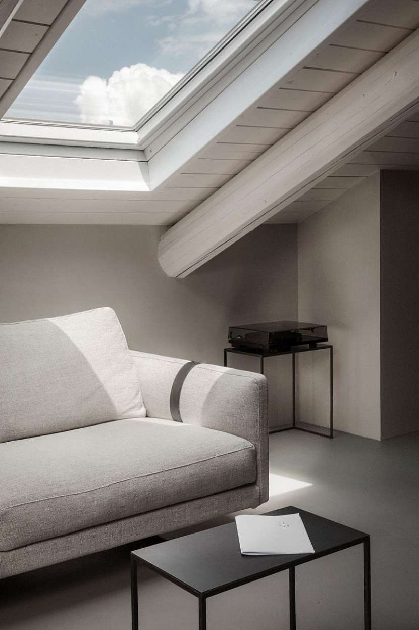 Výsledek představuje vynikající příklad moderního minimalismu s nábytkem vyrobeným na míru, který zapadá do harmonického mixu materiálů a barev: Beton a železo v kombinaci s teplým dřevem a osvětlením, které bylo navrženo speciálně pro dané prostředí.