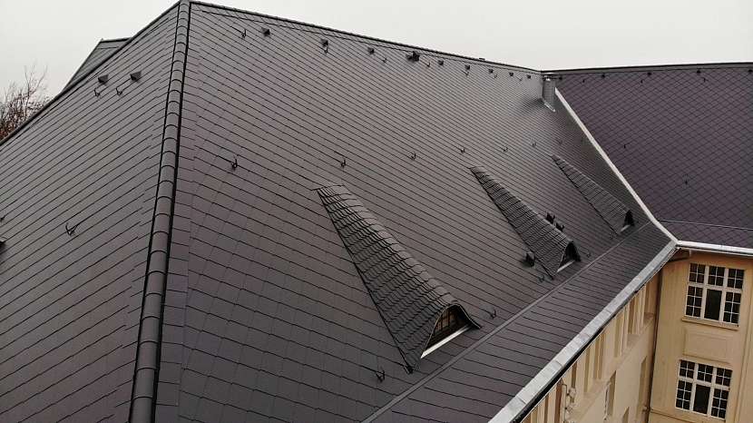 Kontrola a včasná oprava střechy vám zajistí klid na další zimu