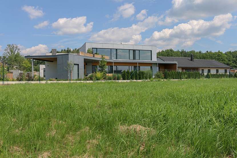 K energeticky úsporné koncepci domu, který získal dotaci z programu Zelená úsporám, přispěla i tepelněizolační trojskla hliníkových oken s otvíravými křídly Schüco AWS 90.SI+, která splňují kritéria pro pasivní domy.