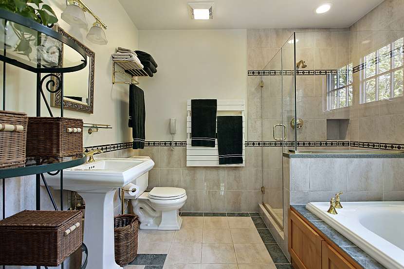 Dubové dřevo v interiéru vynikne ve všech částech bytu, včetně koupelny, kde se hodí jeho vysoká odolnost (Depositphotos (https://cz.depositphotos.com))