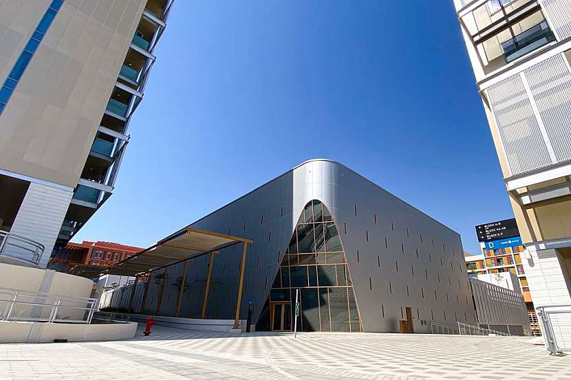 Za celkovým návrhem Masdaru stojí tým britského architekta Sira Normana Fostera, který se za použití nejmodernějších technologií snaží vybudovat právě zde v tomto nehostinném a vyprahlém prostředí příjemné místo k životu.