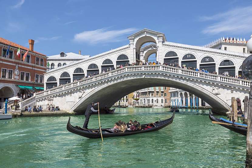 Ponte di Rialto (Benátky, Itálie).