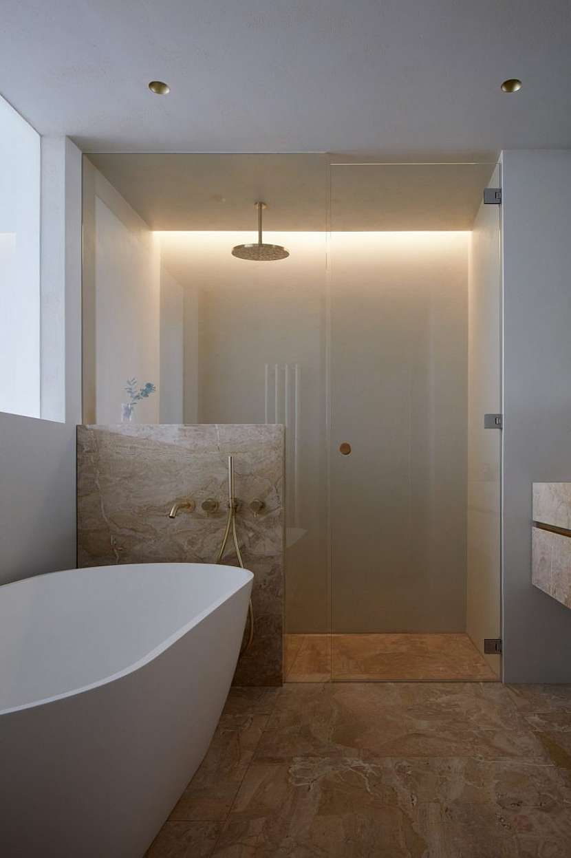 Hlavní koupelna je doplněna obkladem z béžového mramoru Onicatta.