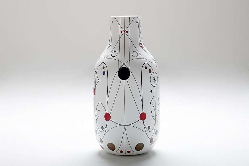 Jaime Hayon vytvořil z porcelánu už řadu výrazných bytových doplňků. Patří k nim i tyto vázy Strypy.