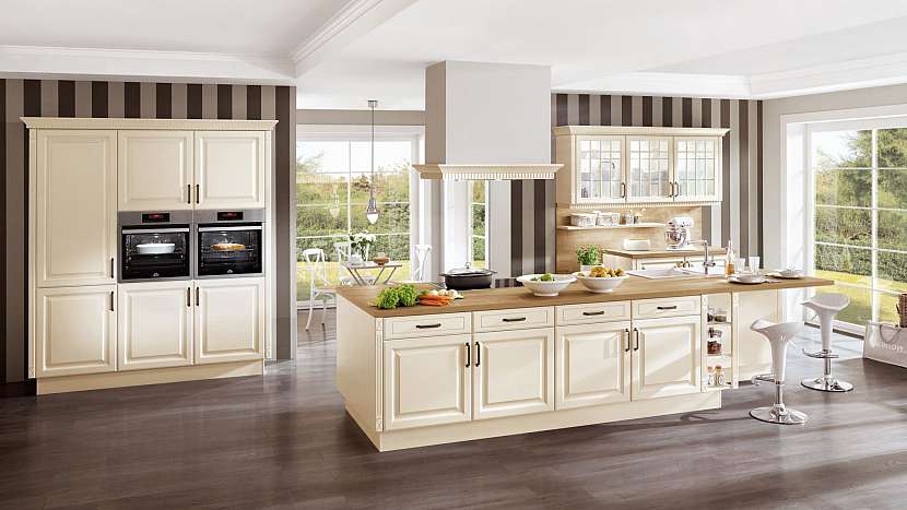 Pro kuchyň Castello 390 jsou charakteristické jemně profilované rámové dveře a dokonale sladěné pilastry dodávají kuchyni spolu s římsou elegantní středomořský nádech.