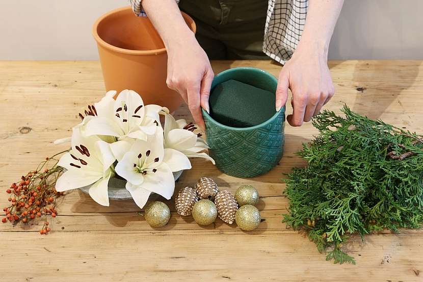 Jak udělat vánoční aranžmá z bílých lilií na sváteční stůl
