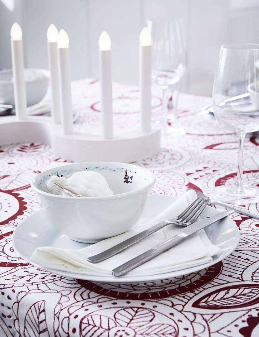 Stůl pro jídlo může být dost jednoduchý, náladu vytvářejí svíčky a ozdoba v misce.