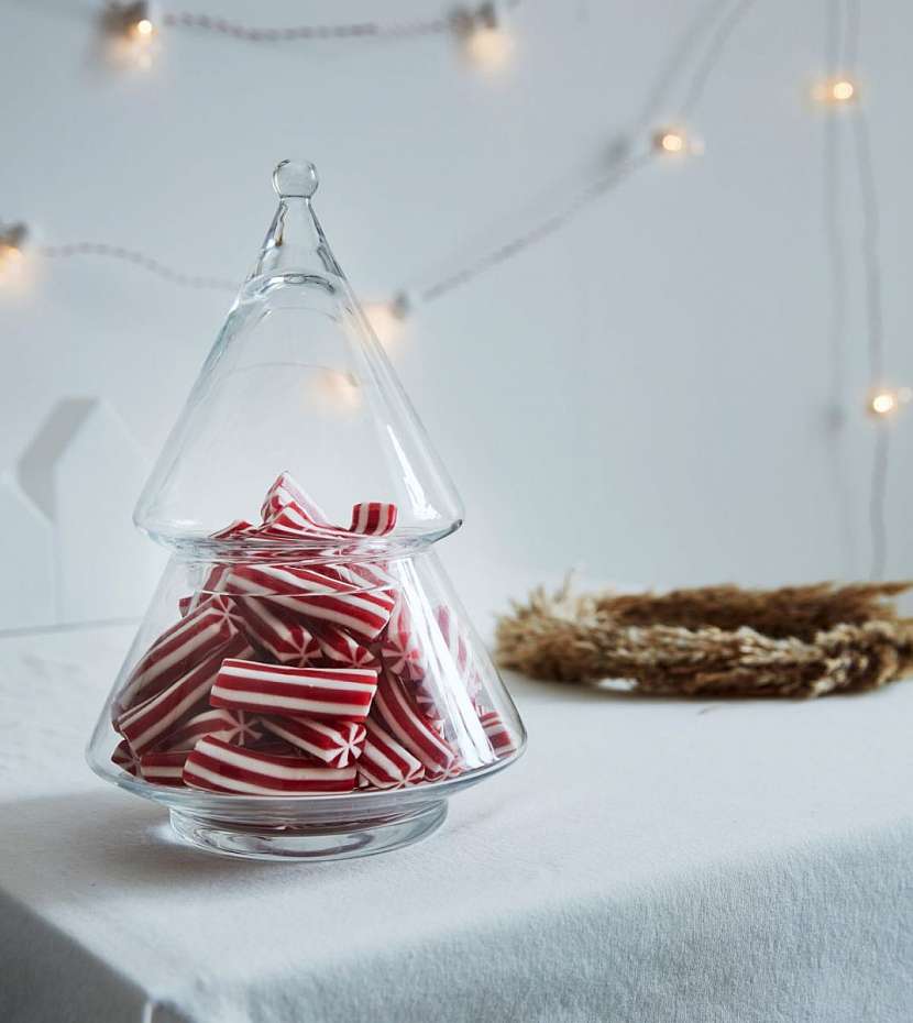 A nakonec ještě něco pro vánoční náladu u stolu z kolekce Vinterfest: třípatrový servírovací tác a skleněný stromek, který je vlastně servírovací mísou s poklicí.