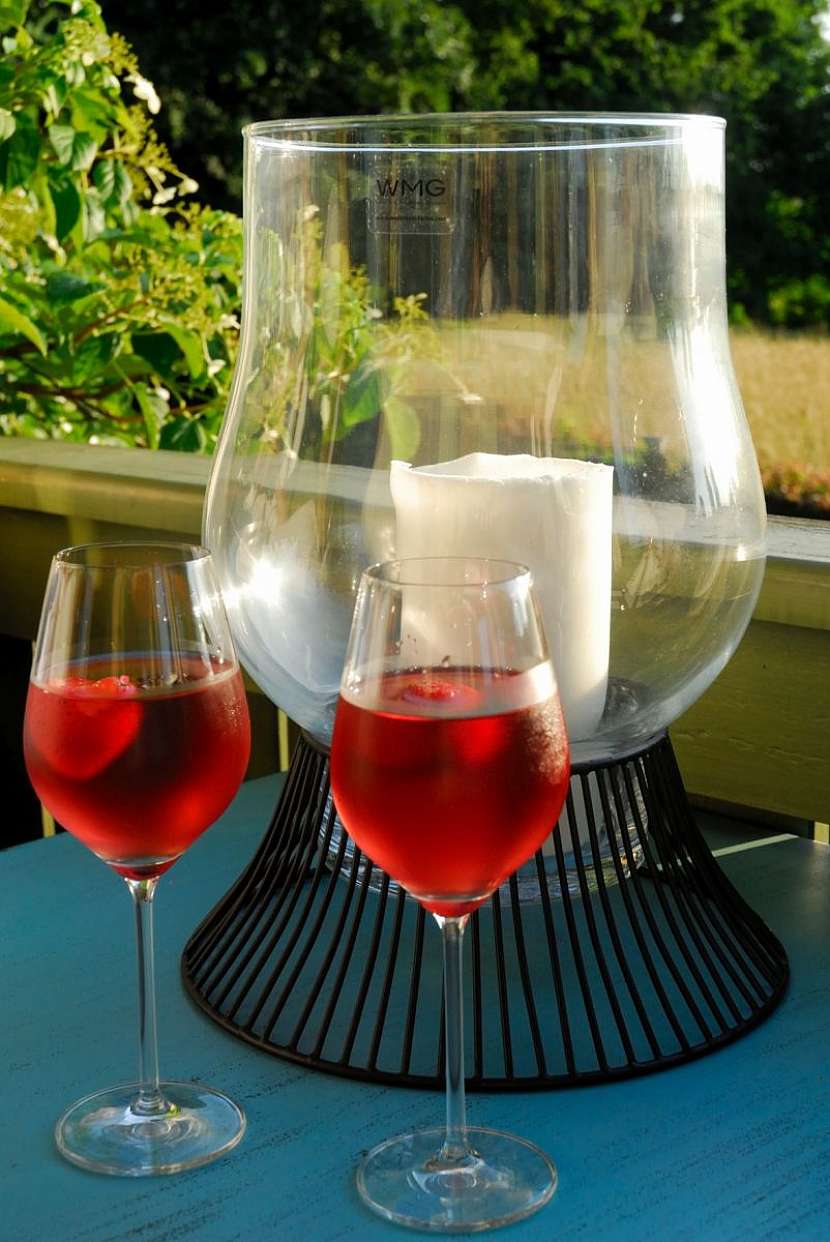 K příjemné atmosféře přispěje malý stolek na skleničky.
