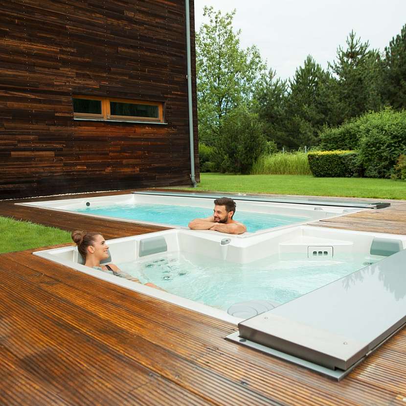 Vířivka Combi Spa ve spojení s termálním bazénem swim spa dopřeje lenošení v jednom bazénu a plavání ve druhém. Celoročně.