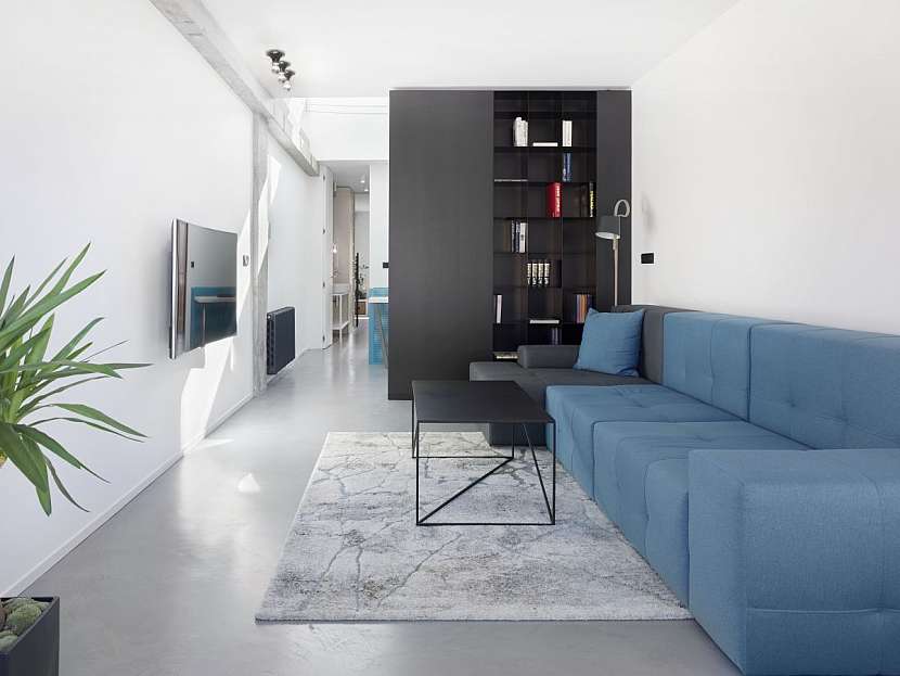Obývací pokoj s pohovkou v modré barvě.