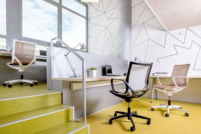 Základem domácí pracovny je kvalitní kancelářská židle.